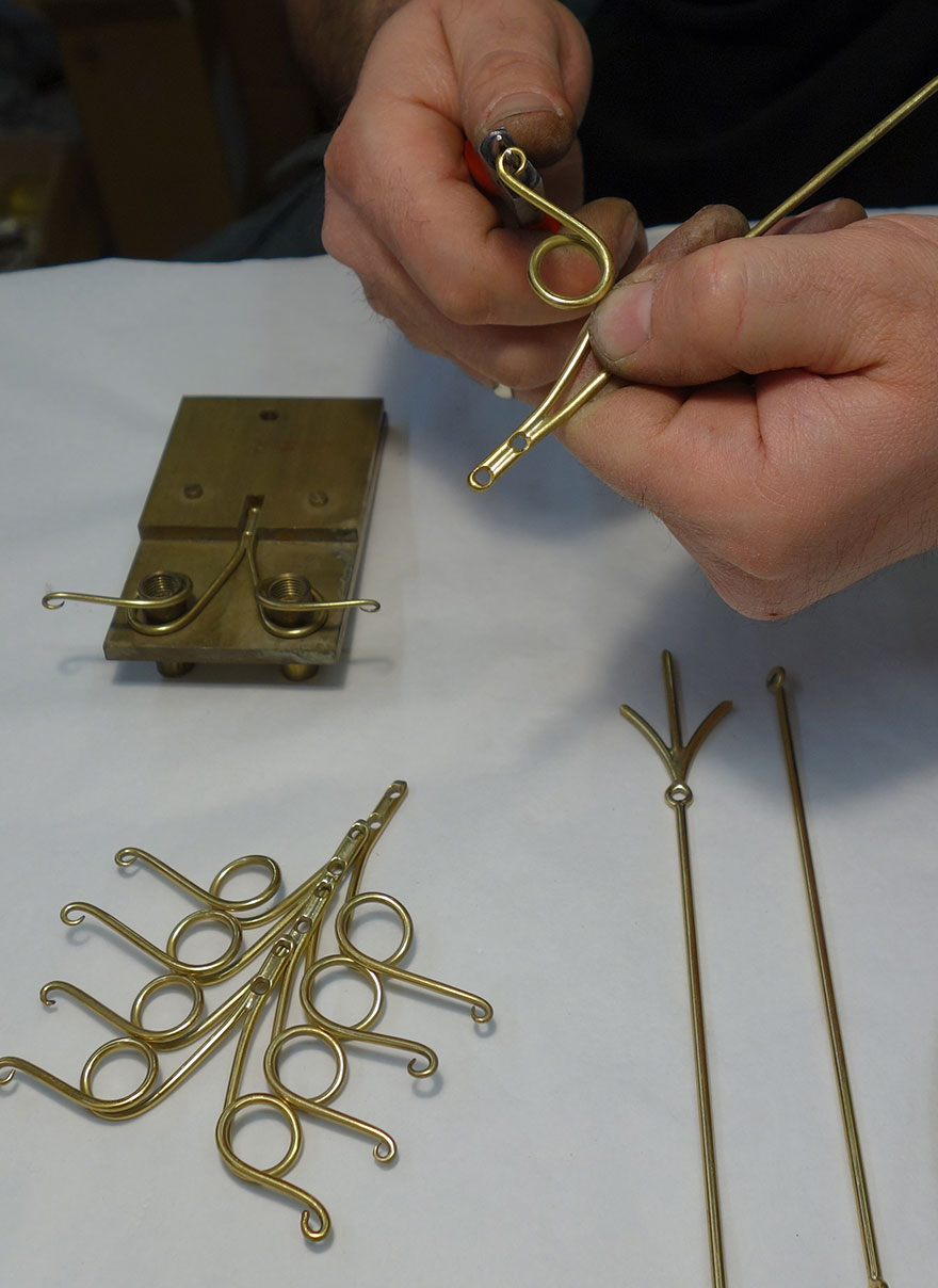 Bending of the floral details of the Parisian chandelier