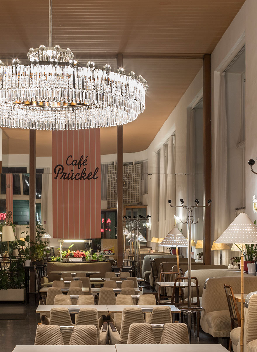 Haerdtl's chandelier at "his" Café
