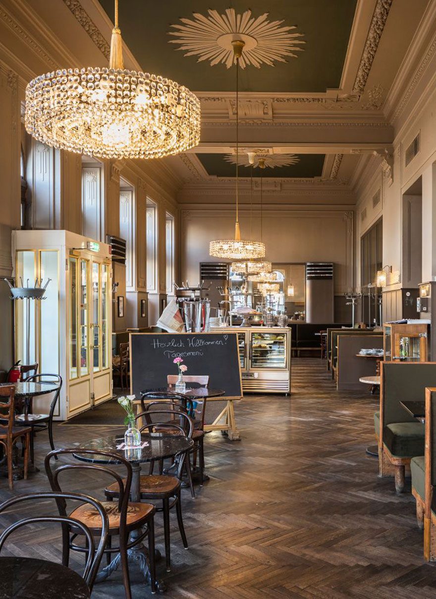BL2-Westend-chandelier-WolfgangThaler-LOBMEYR Cartwheel chandelier at Vienna's Café Westend (photo: Wolfgang Thaler)